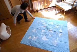 (1)ふろしきは一辺130cm×130cmの正方形のものを用意。