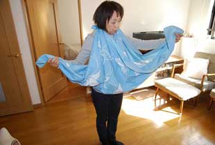 (6)ふろしきの左右を持ちあげます。