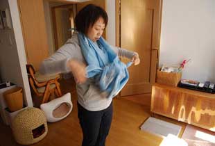 (7)胸の前で結びます。